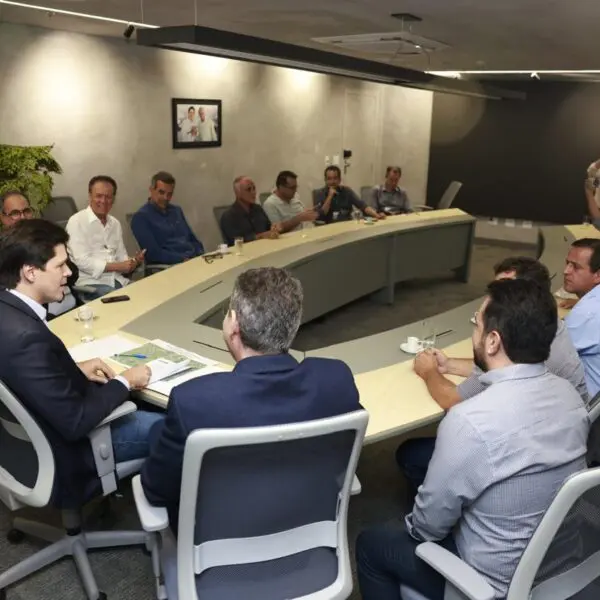 Daniel Vilela em reunião para viabilizar pavimentação de rodovias no Vale do São Patrício