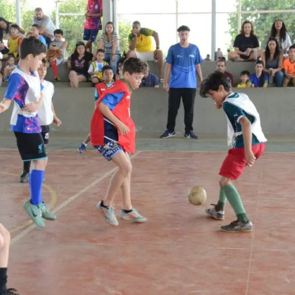 Futsal é uma das modalidades esportivas oferecidas na Praça de Esportes do Setor Pedro Ludovico