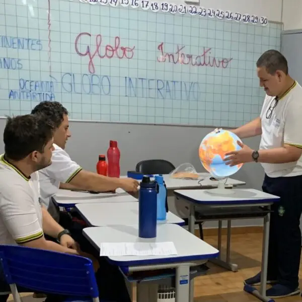 Alunos conhecem o globo terrestre interativo