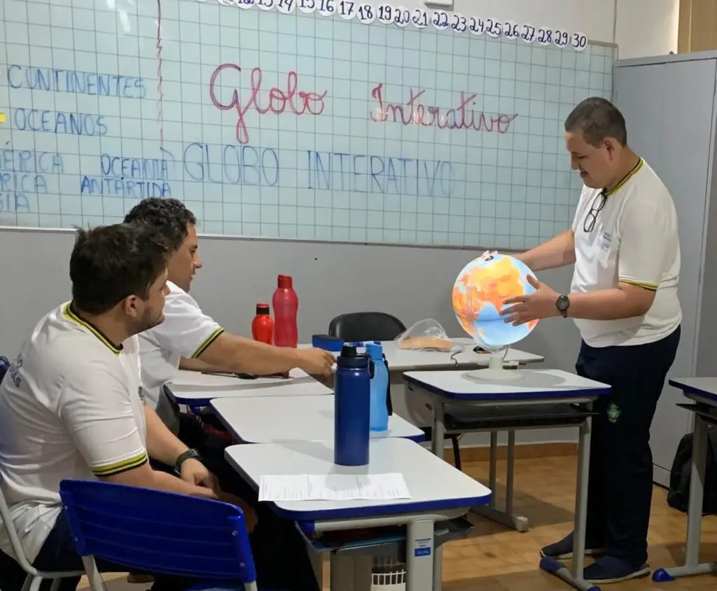 Alunos conhecem o globo terrestre interativo