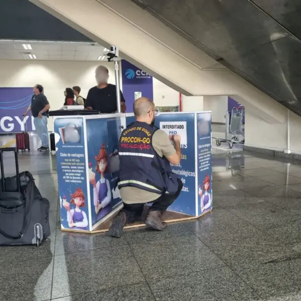 Fiscais do Procon Goiás no Aeroporto de Goiânia