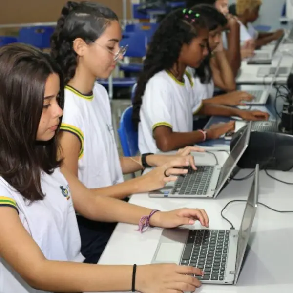 Goiás amplia inclusão digital com entrega de mais 60 mil Chromebooks