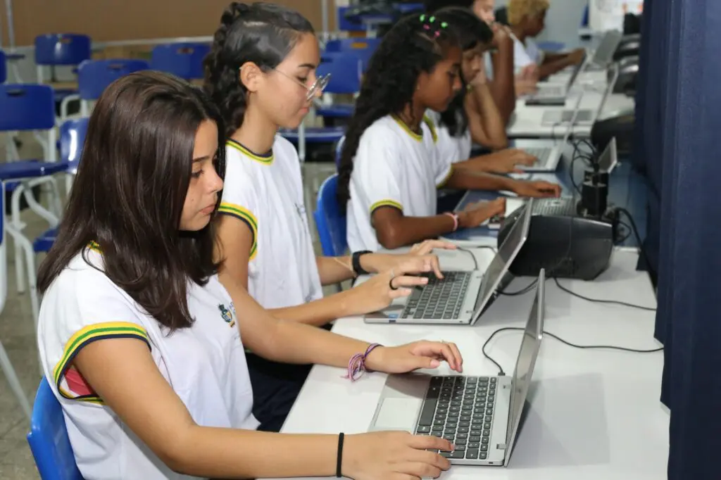 Goiás amplia inclusão digital com entrega de mais 60 mil Chromebooks