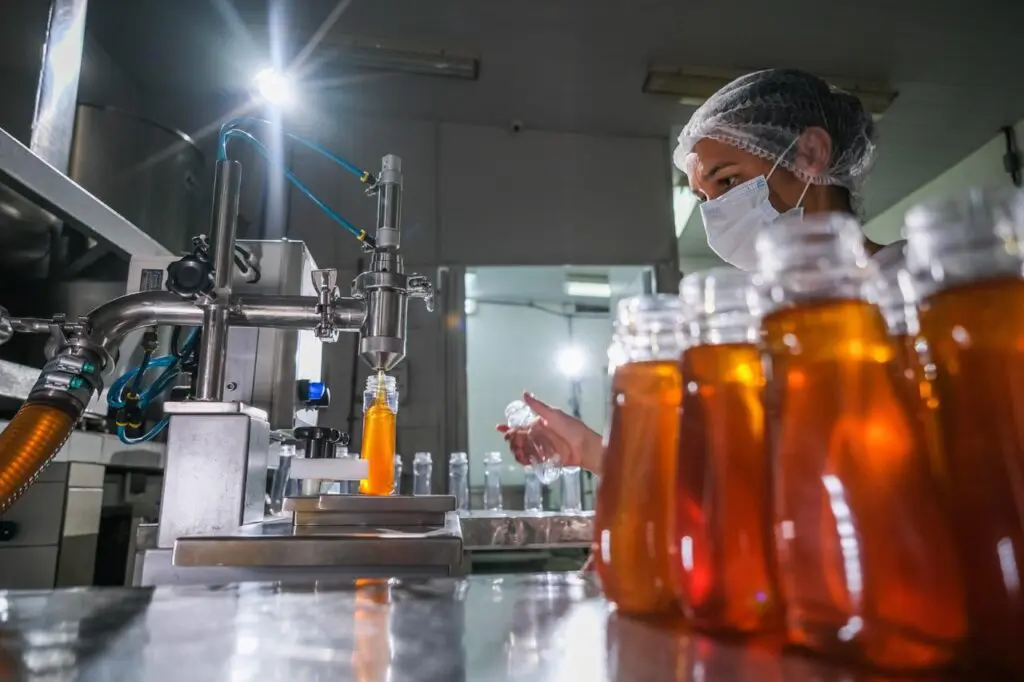 Mulher trabalhando em laboratório industriaç