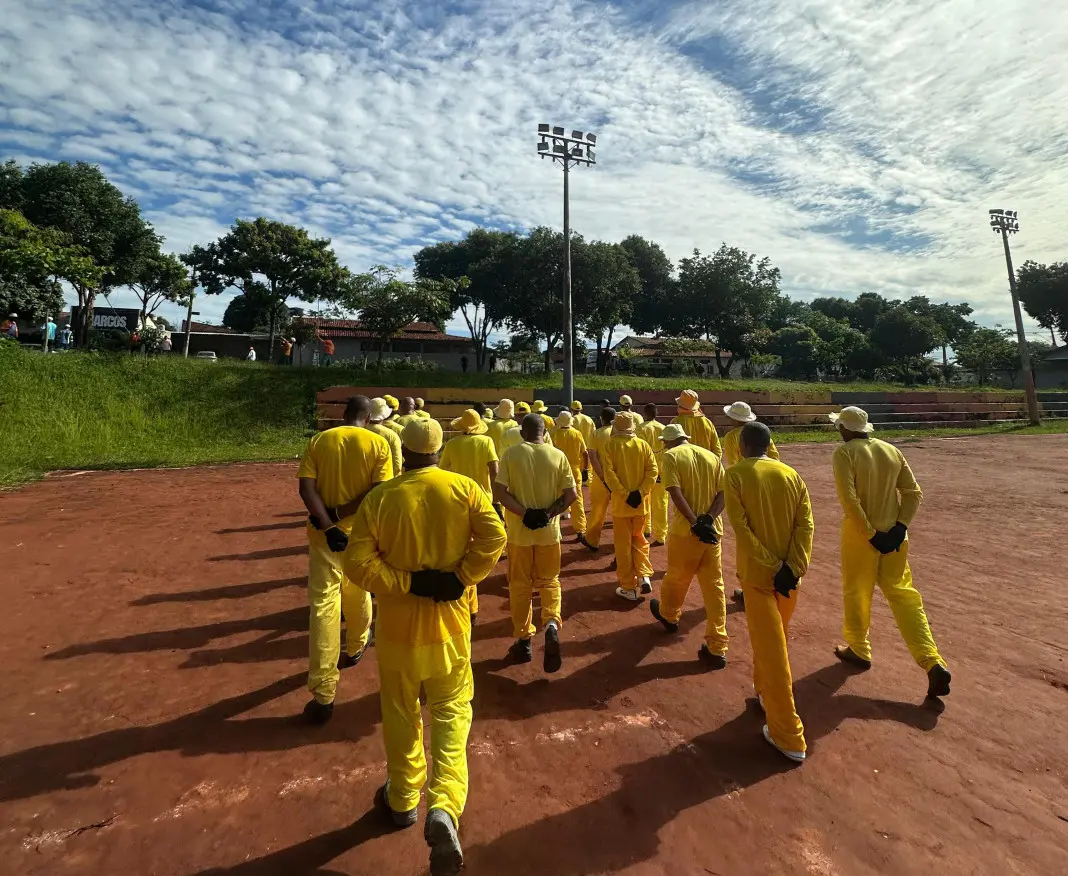 Reeducandos trabalham na limpeza urbana de Goiânia