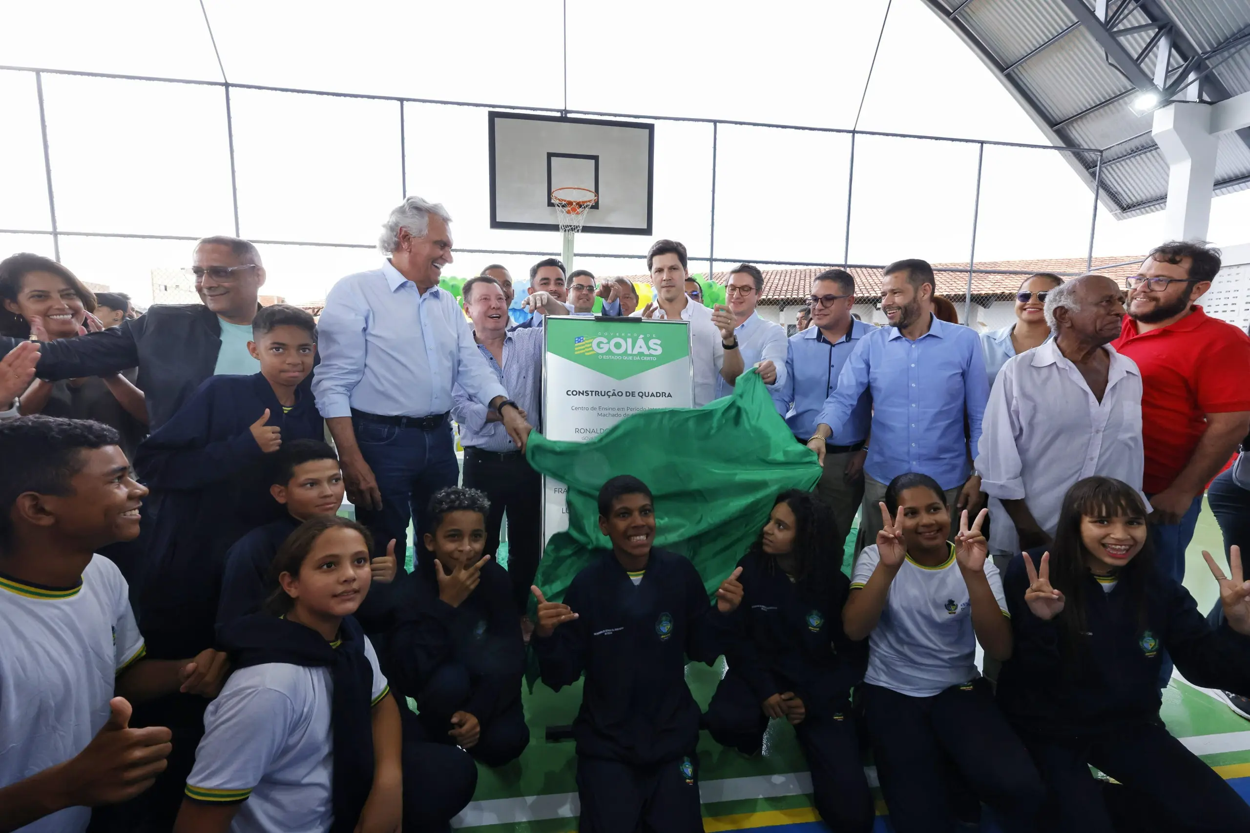 Caiado vistoria obras do Mercadão de Águas Lindas de Goiás