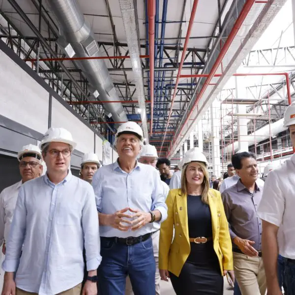 Caiado vistoria obras do Mercadão de Águas Lindas de Goiás