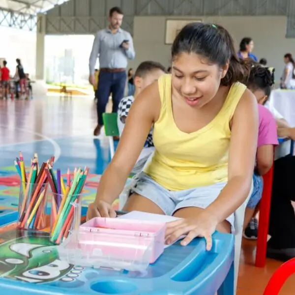 Criança brincando na 1ª colônia de férias do CRER