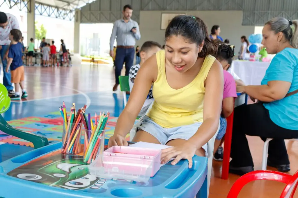 Criança brincando na 1ª colônia de férias do CRER