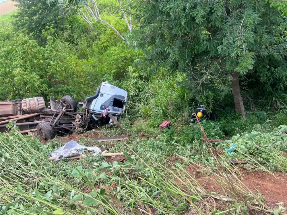 No local, uma carreta carregada de soja estava em chamas, sendo necessário o combate intenso até a completa extinção do fogo