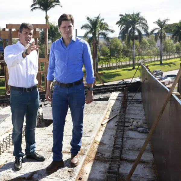 Daniel Vilela e Pedro Sales em visita a obras viárias na Grande Goiânia