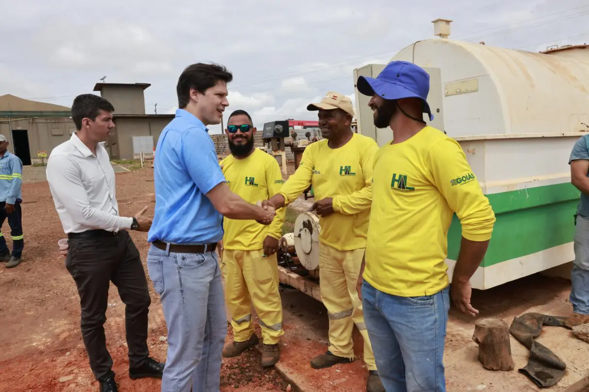 Daniel Vilela vistoria obras nas rodovias estaduais