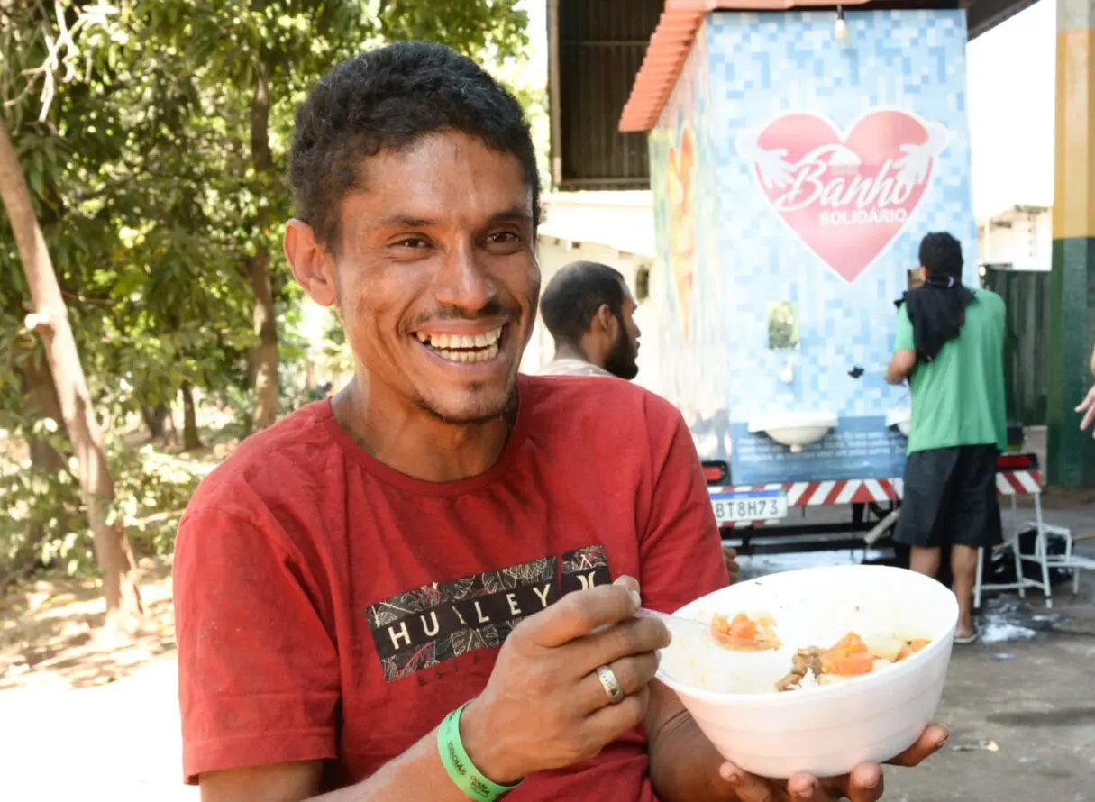 Homem recebe marmita do programa Dignidade na Rua