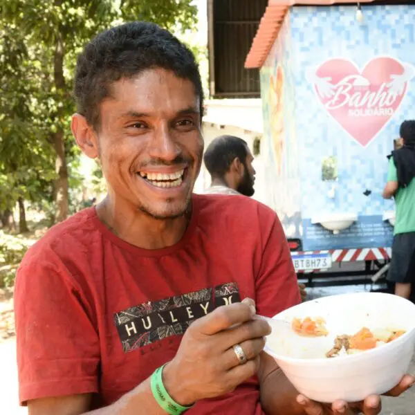 Homem recebe marmita do programa Dignidade na Rua