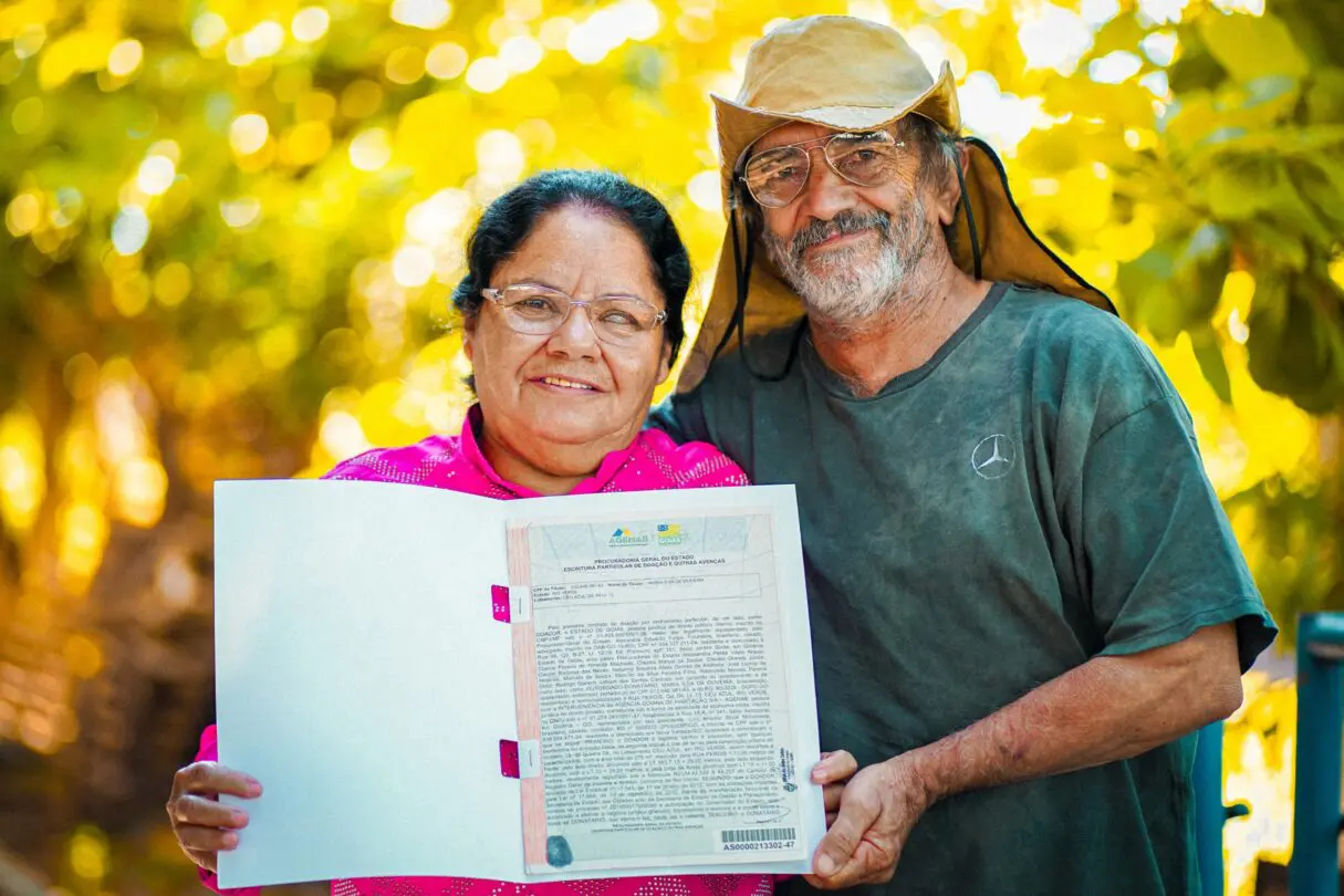 Casal segurando escritura da casa