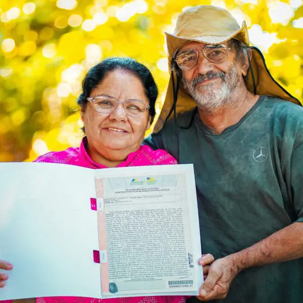 Casal segurando escritura da casa