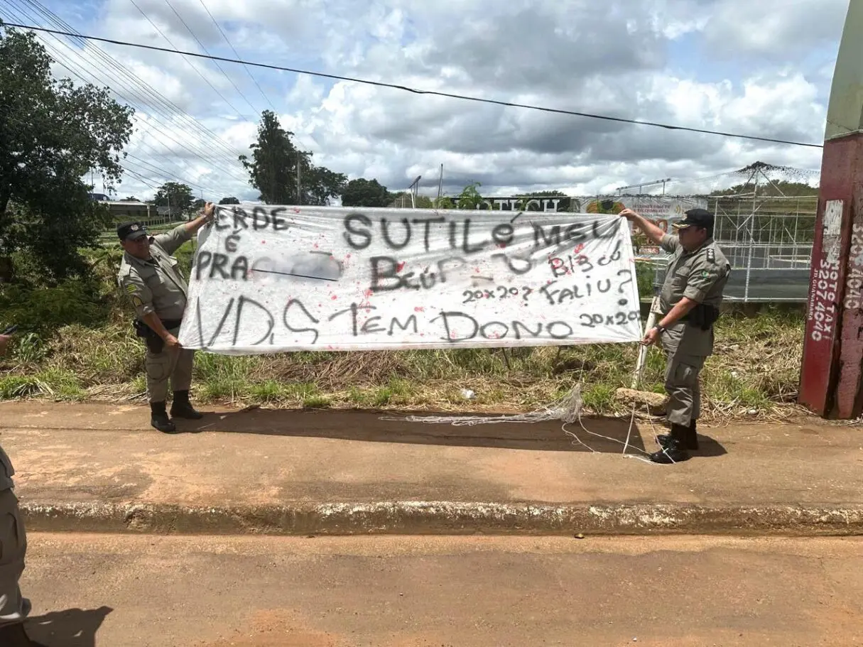 Faixa colocada por torcida organizada