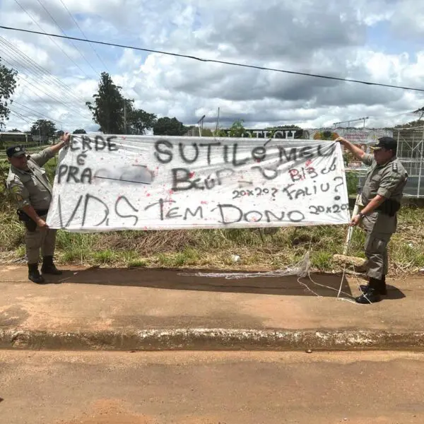 Faixa colocada por torcida organizada