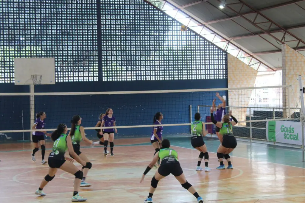 Disputa de voleibol dos Mais de 200 atletas representaram municípios no Entorno do DF e disputaram vagas para a fase regional dos Jogos Abertos de Goiás em Valparaíso