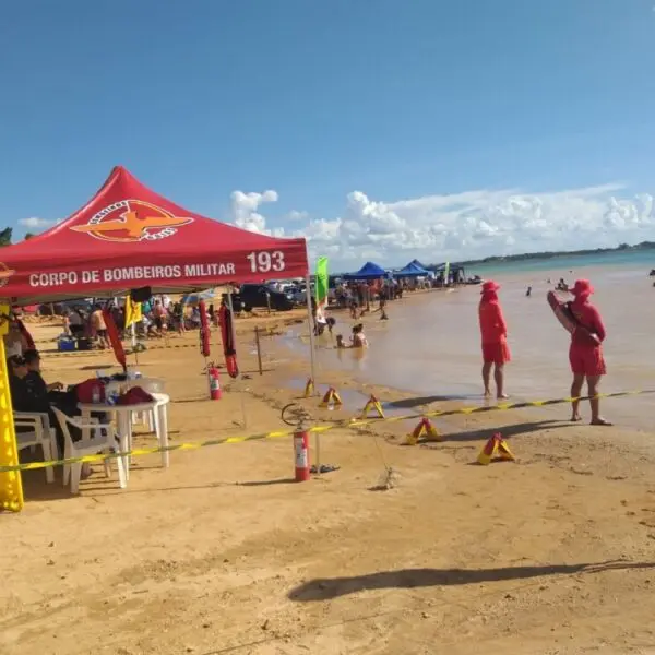 BOMBEIROS ATUANDO NA BEIRA DO RIO PARA PREVENÇÃO DE AFOGAMNETO