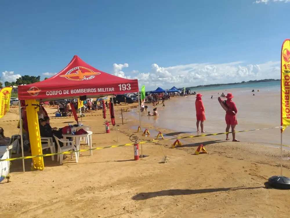 BOMBEIROS ATUANDO NA BEIRA DO RIO PARA PREVENÇÃO DE AFOGAMNETO