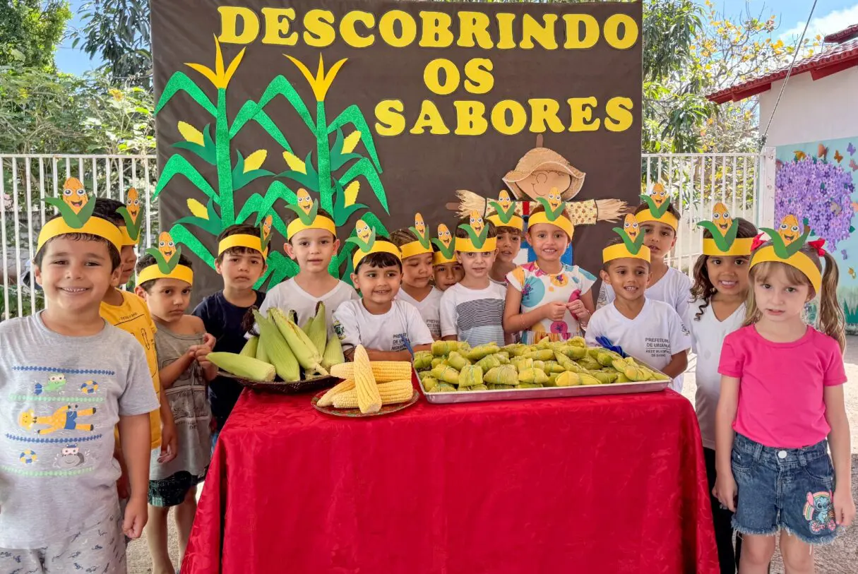 Crianças com pamonhas feitas com milho do PAA