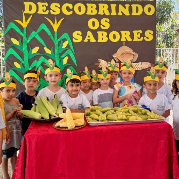 Crianças com pamonhas feitas com milho do PAA