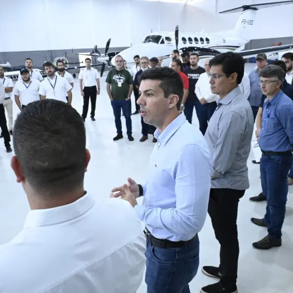 Pedro Sales em reunião no saguão do Aeroporto de Anápolis