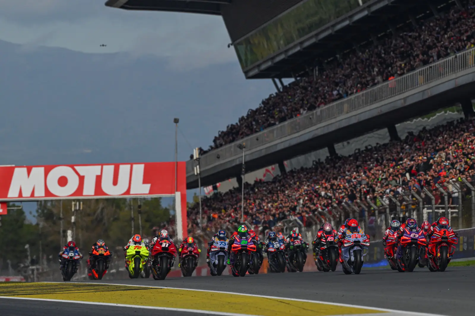 largada de corrida de MotoGP