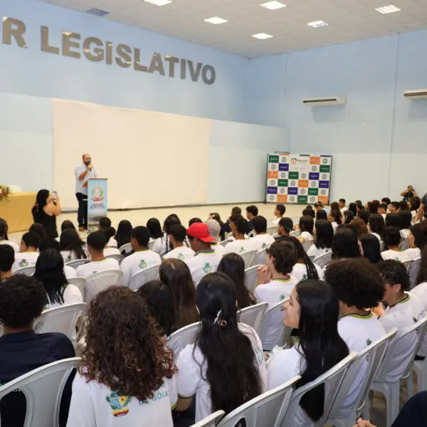 Sessão de exibição de filme do Cone Goiás Itinerante