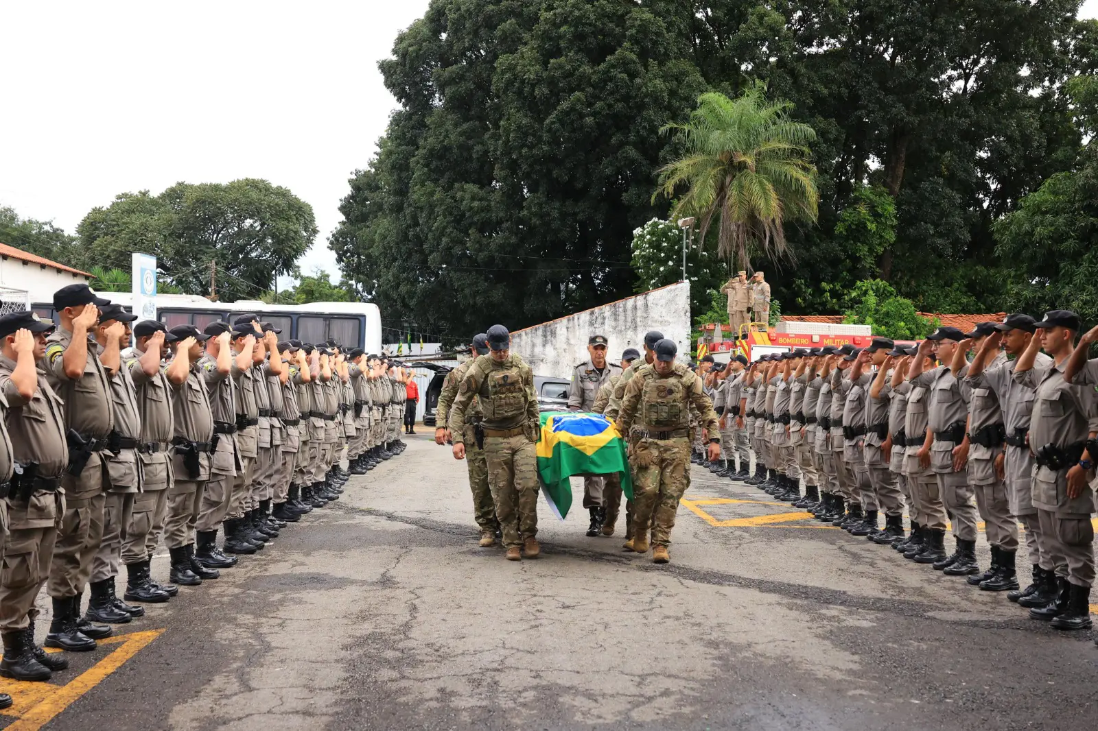 Daniel Vilela presta solidariedade à família e amigos de policial morto em ação