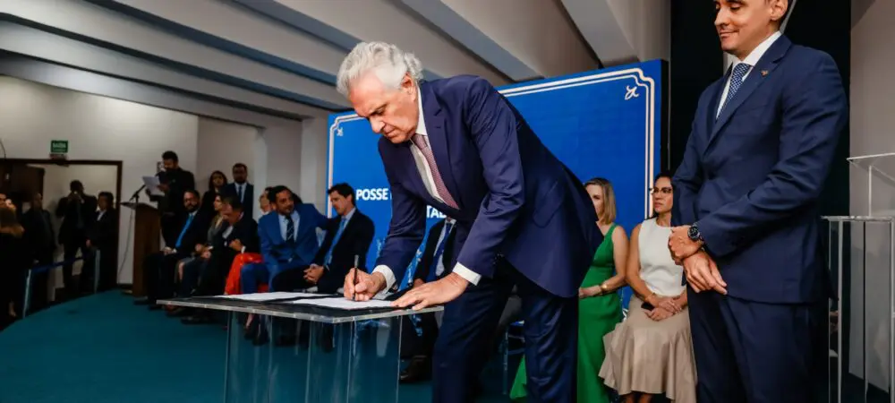 Caiado dá posse a 20 novos procuradores do Estado de Goiás