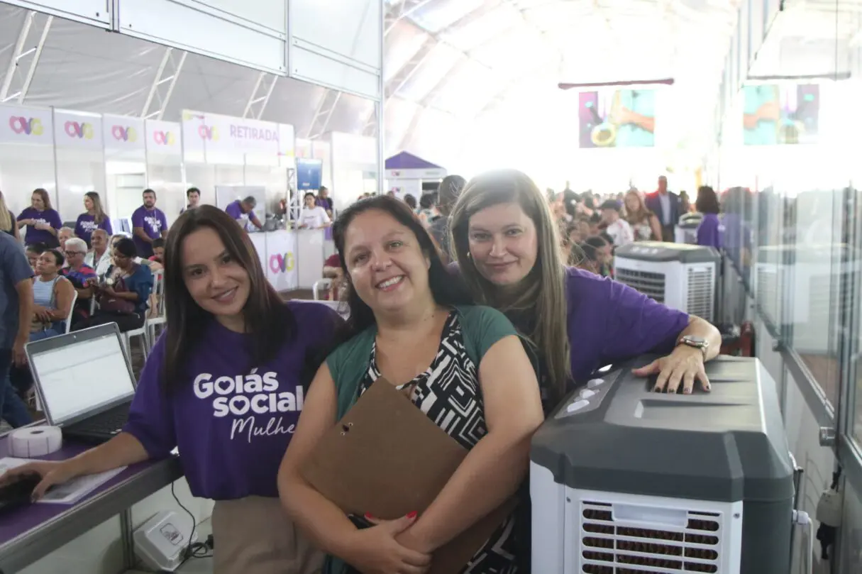 Agehab entrega cartões e escrituras no Goiás Social Mulher