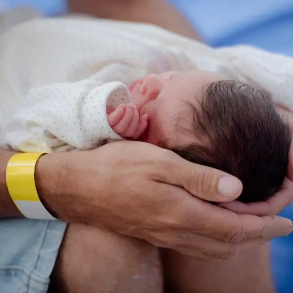 Governo de Goiás lança projeto para identificação de bebês nas maternidades estaduais