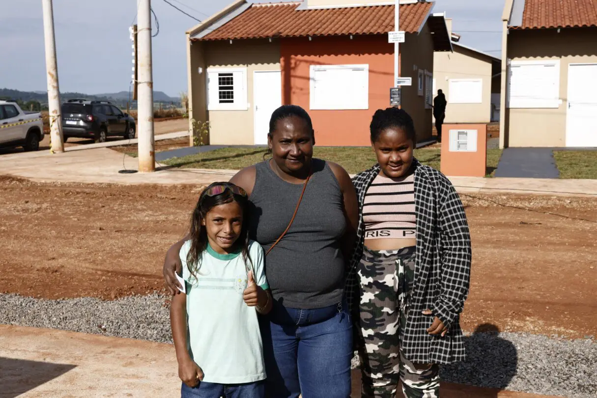 Família de Heitoraí recebe casa a custo zero