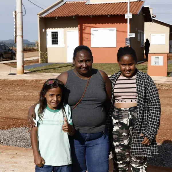 Família de Heitoraí recebe casa a custo zero