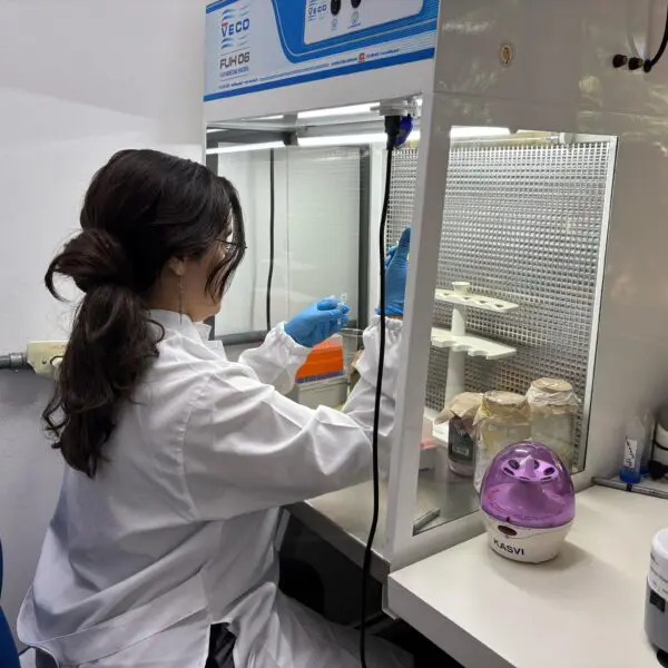 Mulher em laboratório de pesquisa