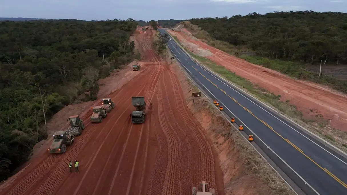 Obra em rodovia