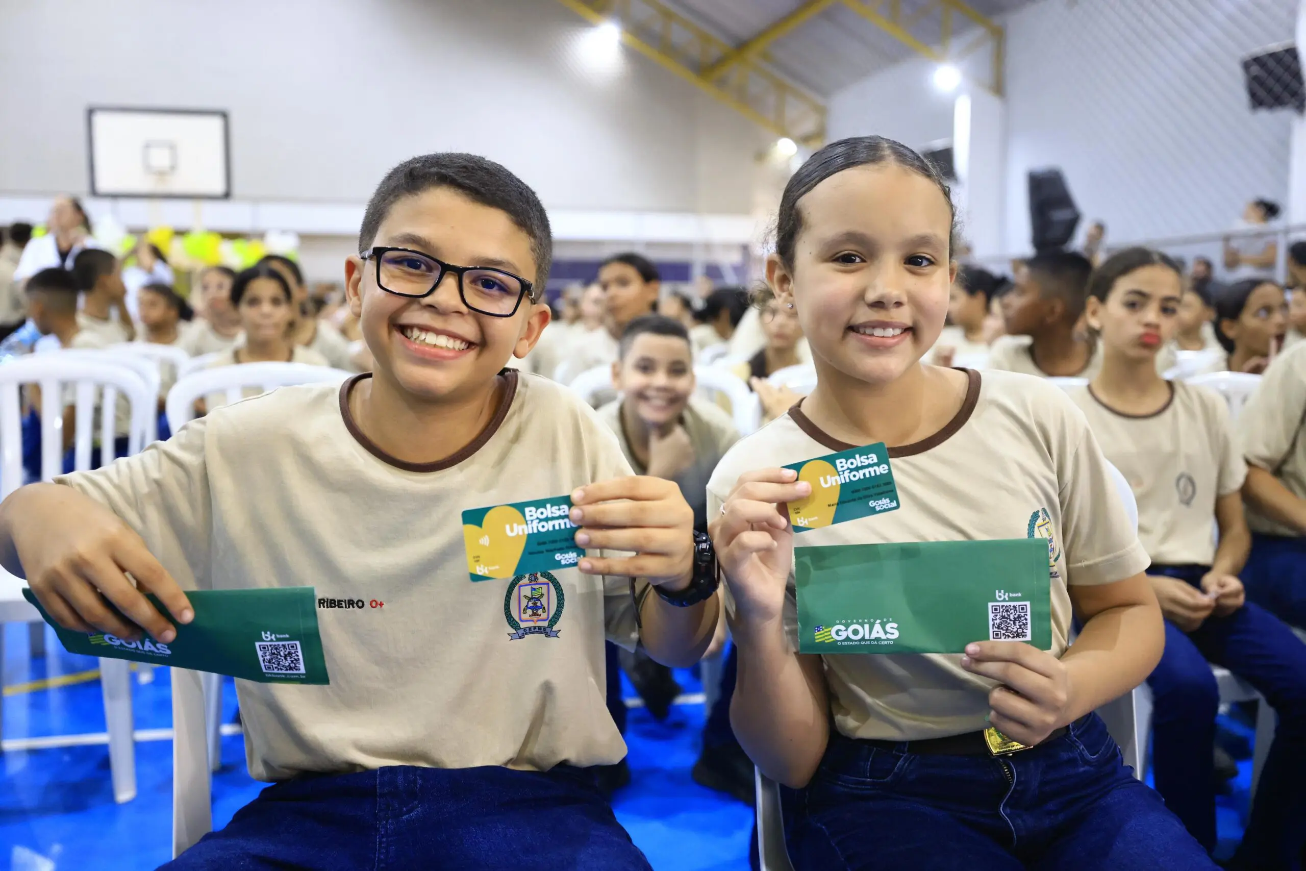 Governo entrega 17,6 mil novos cartões do Bolsa Uniforme a estudantes de CEPMGs