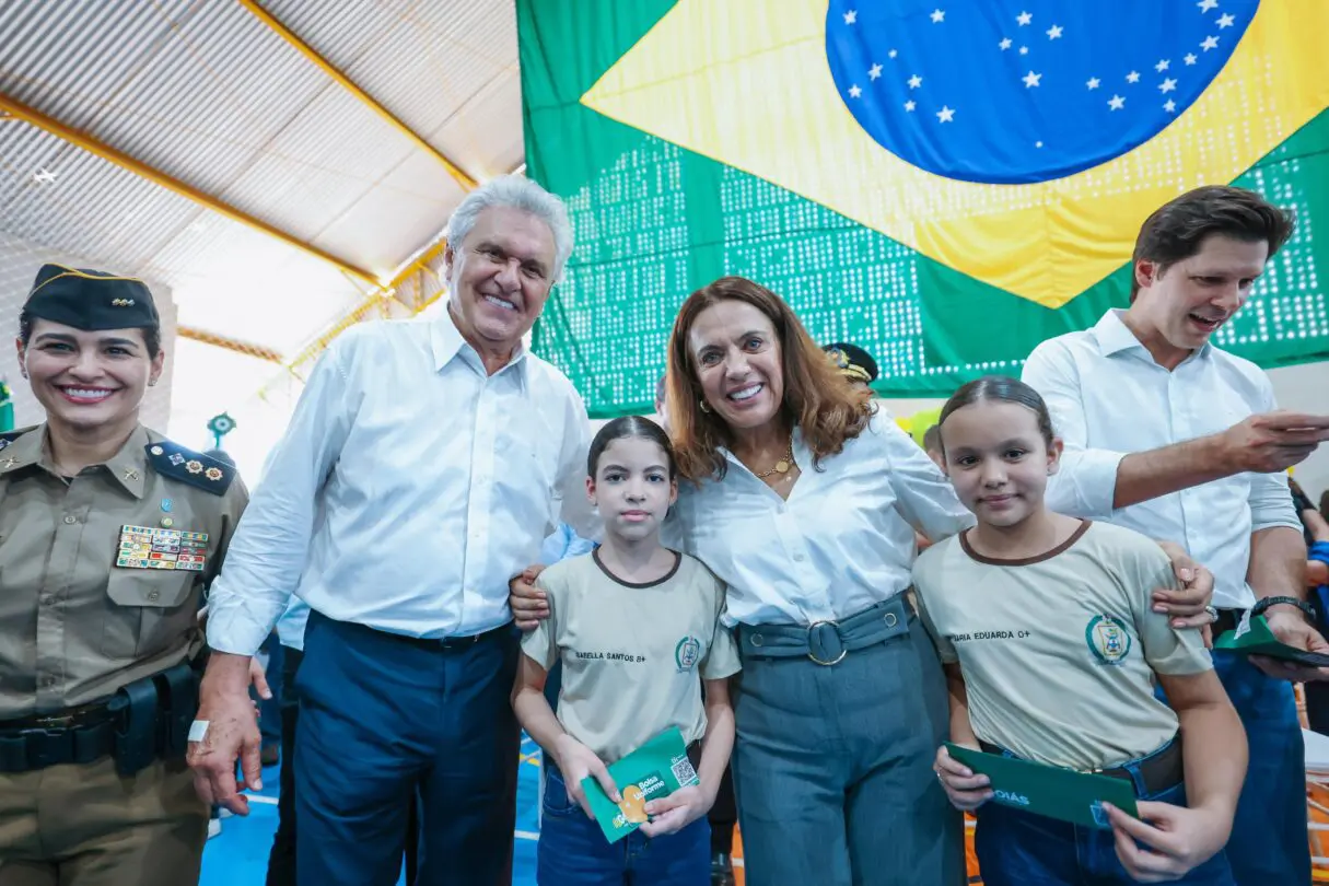 Governo entrega 17,6 mil novos cartões do Bolsa Uniforme a estudantes de CEPMGs