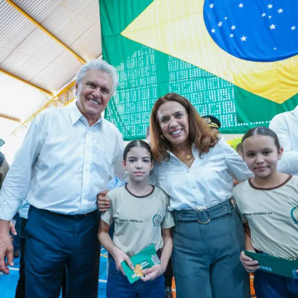 Governo entrega 17,6 mil novos cartões do Bolsa Uniforme a estudantes de CEPMGs