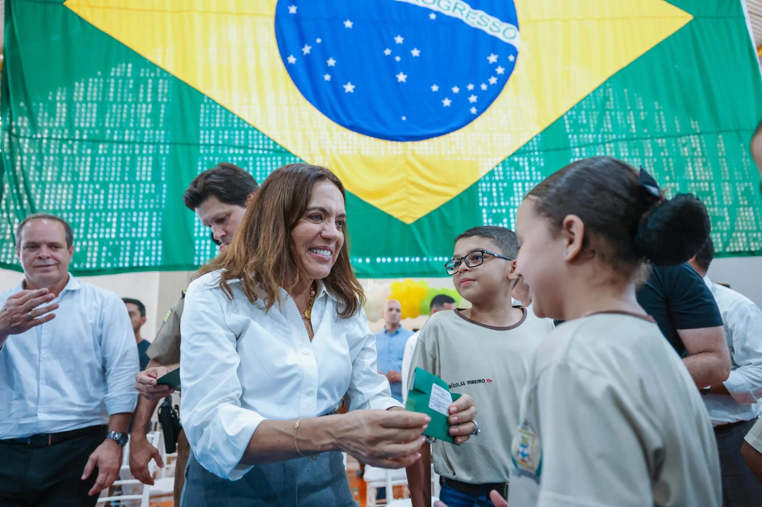 Governo entrega 17,6 mil novos cartões do Bolsa Uniforme a estudantes de CEPMGs