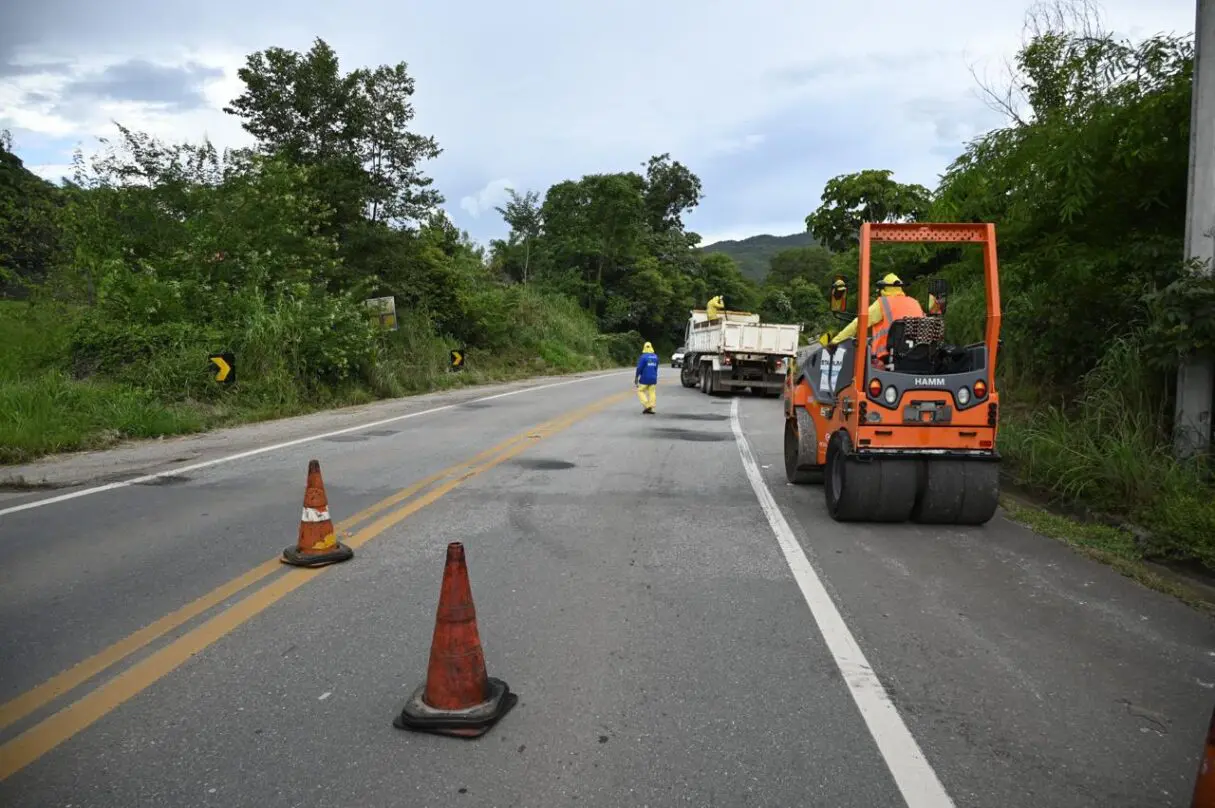 Serviço de manutenção da Goinfra em rodovia de Goiás