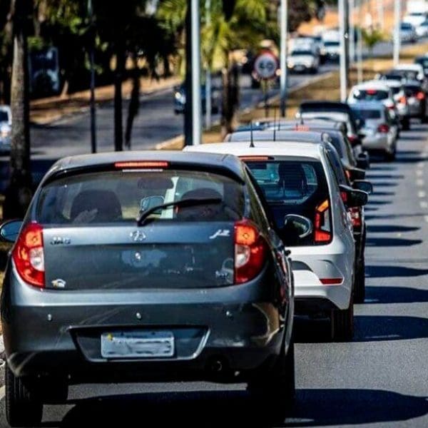 carros no trânsito