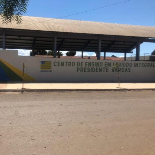 fachada de escola de tempo integral