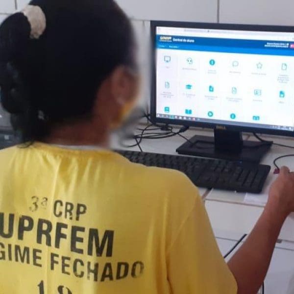 detenta ao computador