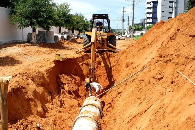 Vala com canalização para esgoto