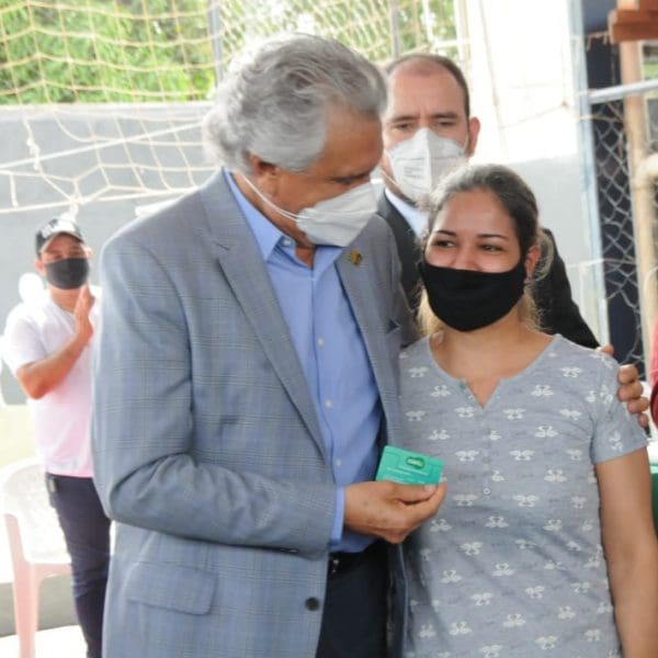 Governador entrega cartão alimentação em escola de Goiânia