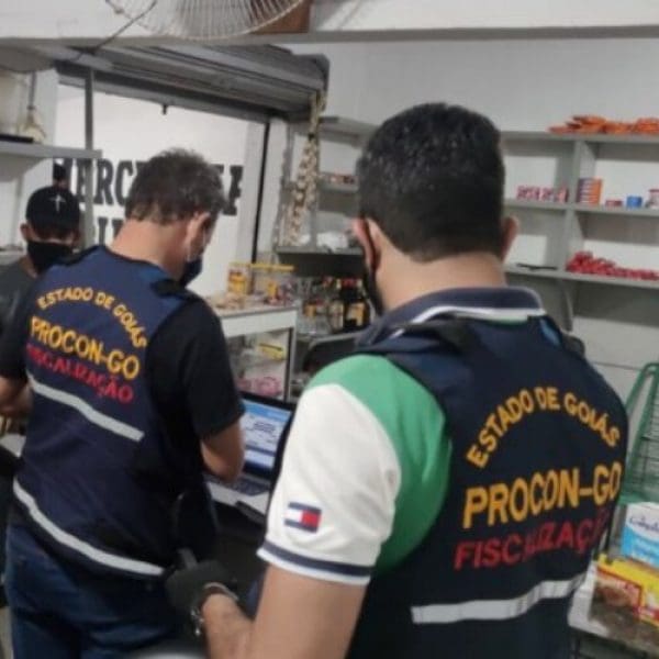 Os fiscais do Procon Goiás, em parceria com policiais militares do 38º Batalhão da Polícia Militar e bombeiros, participaram da 21ª edição da Operação Noite Segura na noite da última sexta-feira (25/6). A ação teve como alvo os estabelecimentos comerciais localizados na região Central de Goiânia, principalmente bares e distribuidoras. A iniciativa faz parte do conjunto de ações realizadas pela Secretaria de Segurança Pública para coibir os crimes na região. “A integração entre as forças torna as ações mais efetivas”, aponta o superintendente do Procon Goiás, Alex Augusto Vaz Rodrigues. Durante a operação, os fiscais do Procon Goiás autuaram 3 estabelecimentos pela venda de produtos impróprios para o consumo (com o prazo de validade vencido, sem procedência ou armazenados de forma irregular). Os responsáveis pelos estabelecimentos podem pagar multa a partir de R$ 680, a depender da natureza do tamanho do estabelecimento, natureza da infração e eventual reincidência.