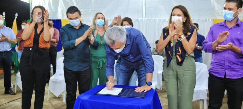O governador Ronaldo Caiado, acompanhado da primeira-dama Gracinha Caiado, entrega reforma de colégio em Bonfinópolis, durante celebrações do 32º aniversário do município